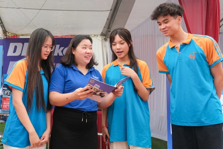 Tăng lương, thưởng 'khủng', tặng cả đất: Doanh nghiệp mạnh tay ‘săn’ lao động Tăng lương, thưởng 'khủng', tặng cả đất: Doanh nghiệp mạnh tay ‘săn’ lao động