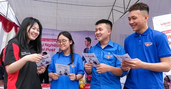 Tăng lương, thưởng 'khủng', tặng cả đất: Doanh nghiệp mạnh tay ‘săn’ lao động