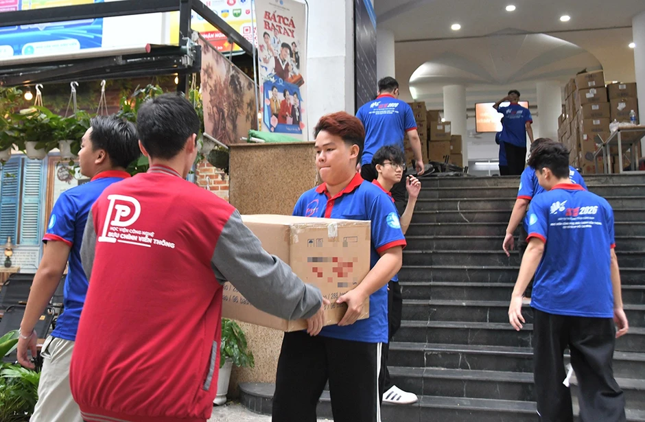 Tất bật từ sáng đến khuya, sẵn sàng tiếp sức thí sinh