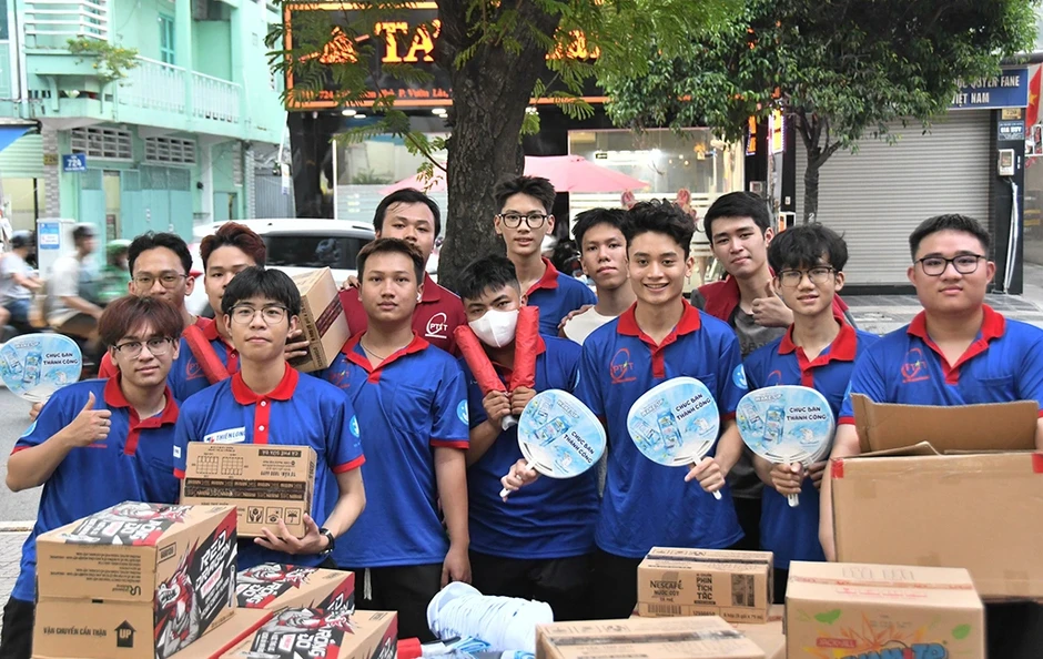 Tất bật từ sáng đến khuya, sẵn sàng tiếp sức thí sinh
