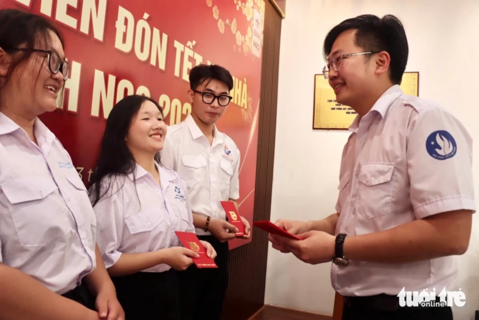 Tết xa nhà, sinh viên nhận hơi ấm nghĩa tình từ Hội Sinh viên Việt Nam TP.HCM Tết xa nhà, sinh viên nhận hơi ấm nghĩa tình từ Hội Sinh viên Việt Nam TP.HCM