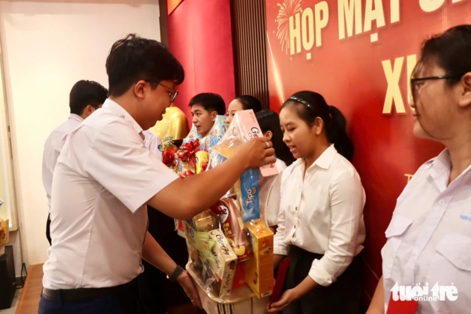 Tết xa nhà, sinh viên nhận hơi ấm nghĩa tình từ Hội Sinh viên Việt Nam TP.HCM Tết xa nhà, sinh viên nhận hơi ấm nghĩa tình từ Hội Sinh viên Việt Nam TP.HCM