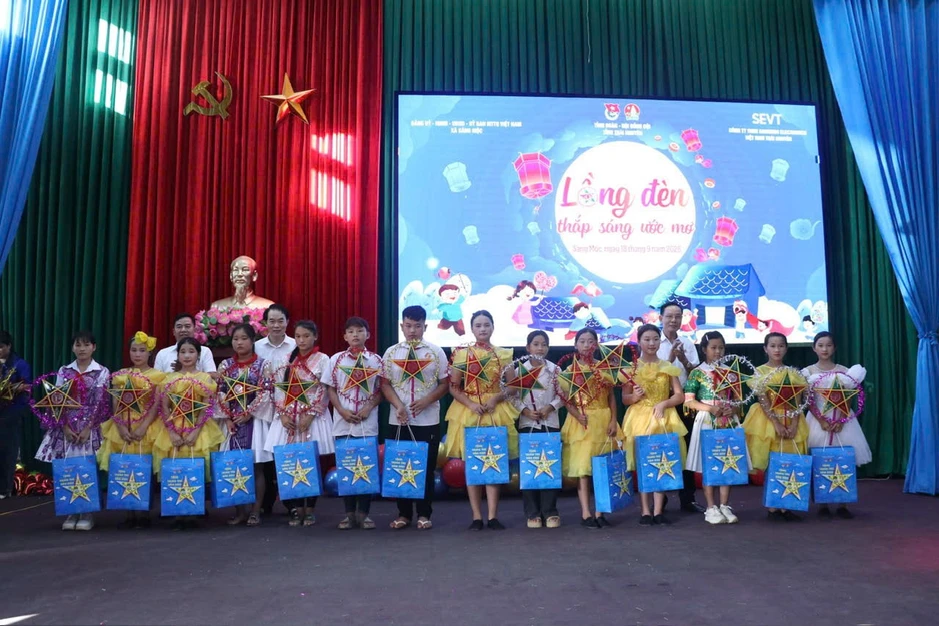 Thái Nguyên: Tặng Nhà nhân ái, quà và học bổng cho trẻ em vùng cao Thái Nguyên: Tặng Nhà nhân ái, quà và học bổng cho trẻ em vùng cao