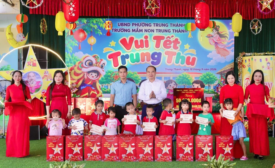 Thái Nguyên: Tặng Nhà nhân ái, quà và học bổng cho trẻ em vùng cao Thái Nguyên: Tặng Nhà nhân ái, quà và học bổng cho trẻ em vùng cao