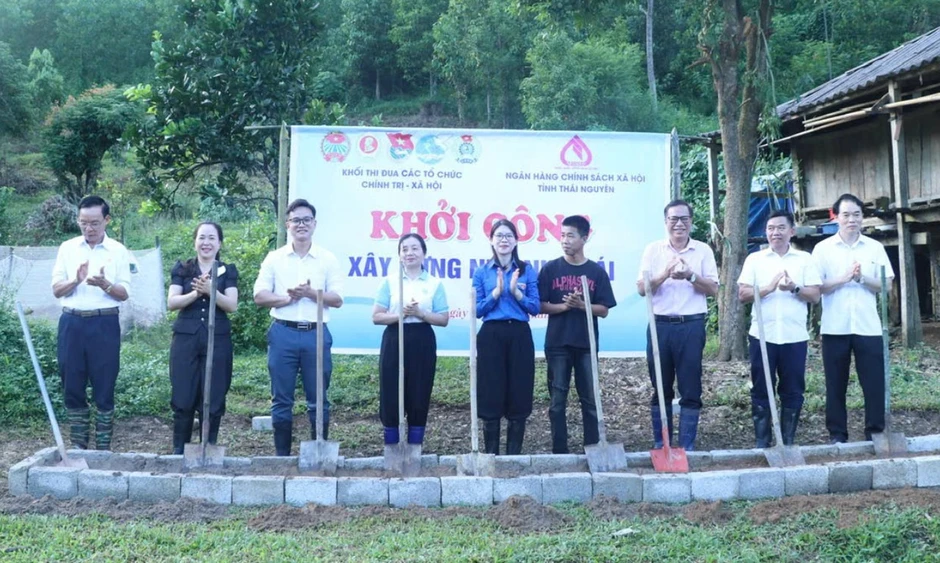 Thái Nguyên: Tặng Nhà nhân ái, quà và học bổng cho trẻ em vùng cao Thái Nguyên: Tặng Nhà nhân ái, quà và học bổng cho trẻ em vùng cao