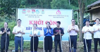 Thái Nguyên: Tặng Nhà nhân ái, quà và học bổng cho trẻ em vùng cao