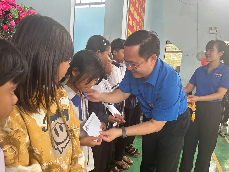 Tháng Thanh niên: T.Ư Đoàn tặng quà, học bổng cho người dân, học sinh tỉnh Gia Lai Tháng Thanh niên: T.Ư Đoàn tặng quà, học bổng cho người dân, học sinh tỉnh Gia Lai