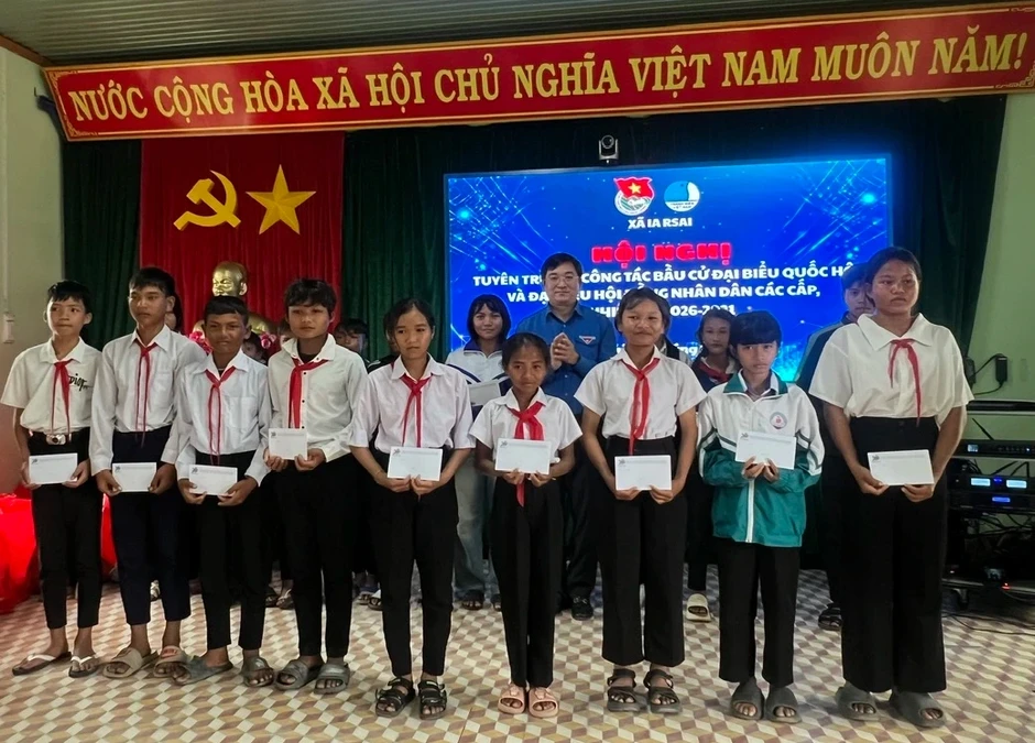 Tháng Thanh niên: T.Ư Đoàn tặng quà, học bổng cho người dân, học sinh tỉnh Gia Lai Tháng Thanh niên: T.Ư Đoàn tặng quà, học bổng cho người dân, học sinh tỉnh Gia Lai