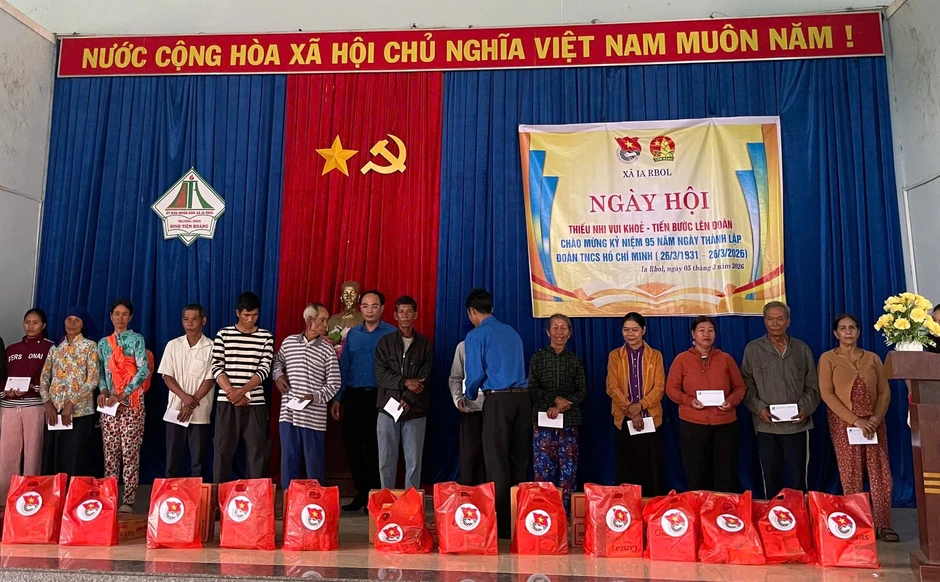 Tháng Thanh niên: T.Ư Đoàn tặng quà, học bổng cho người dân, học sinh tỉnh Gia Lai Tháng Thanh niên: T.Ư Đoàn tặng quà, học bổng cho người dân, học sinh tỉnh Gia Lai