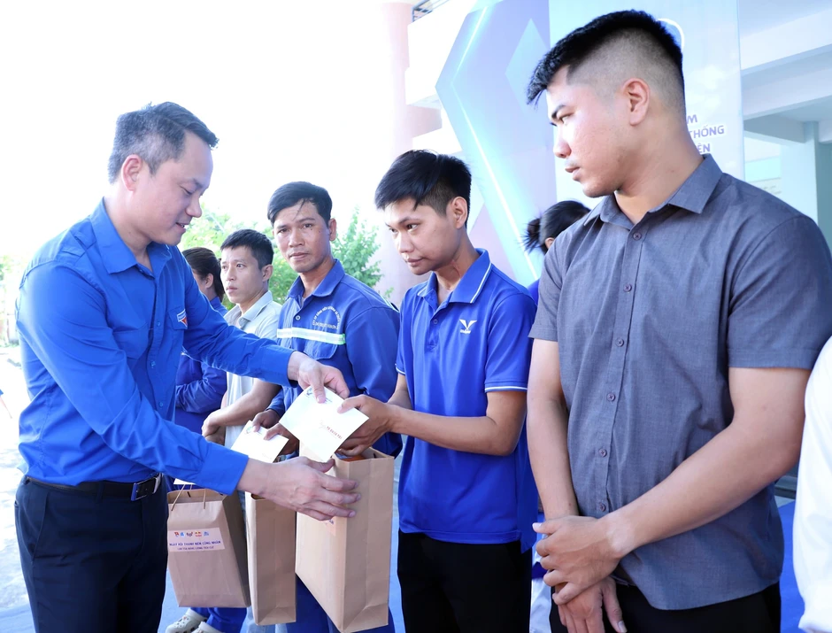 Thanh niên công nhân được khám bệnh, cấp phát thuốc miễn phí Thanh niên công nhân được khám bệnh, cấp phát thuốc miễn phí