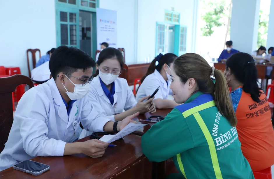Thanh niên công nhân được khám bệnh, cấp phát thuốc miễn phí Thanh niên công nhân được khám bệnh, cấp phát thuốc miễn phí