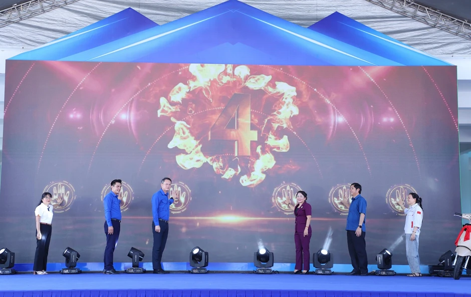 Thanh niên công nhân được khám bệnh, cấp phát thuốc miễn phí Thanh niên công nhân được khám bệnh, cấp phát thuốc miễn phí