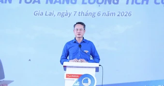 Thanh niên công nhân được khám bệnh, cấp phát thuốc miễn phí