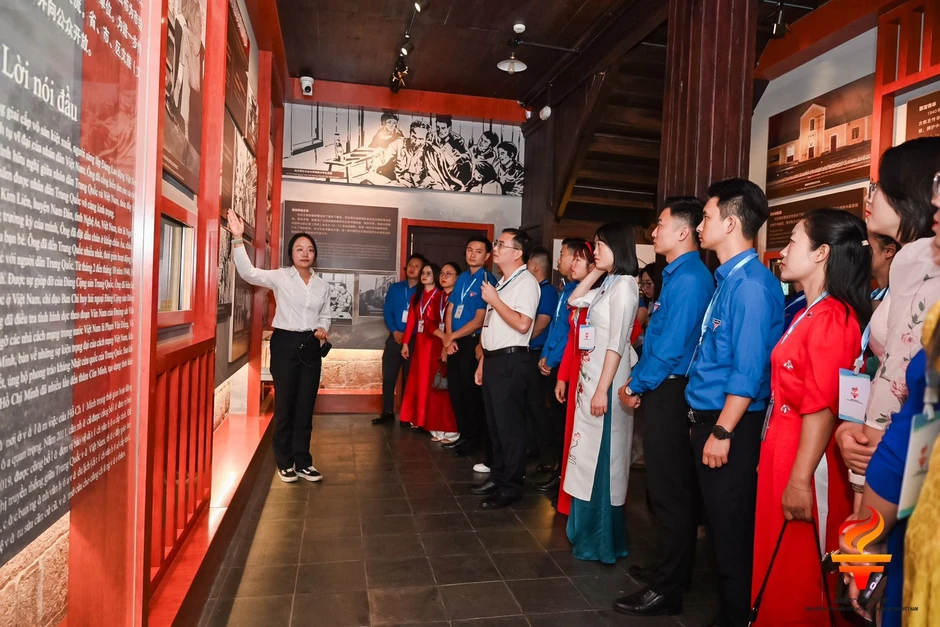 Thanh niên tham gia 'Hành trình đỏ' tại Vân Nam, Trung Quốc Thanh niên tham gia 'Hành trình đỏ' tại Vân Nam, Trung Quốc