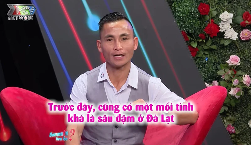 Thầy giáo 40 tuổi quỳ gối, tha thiết xin đàng gái bấm nút hẹn hò Thầy giáo 40 tuổi quỳ gối, tha thiết xin đàng gái bấm nút hẹn hò