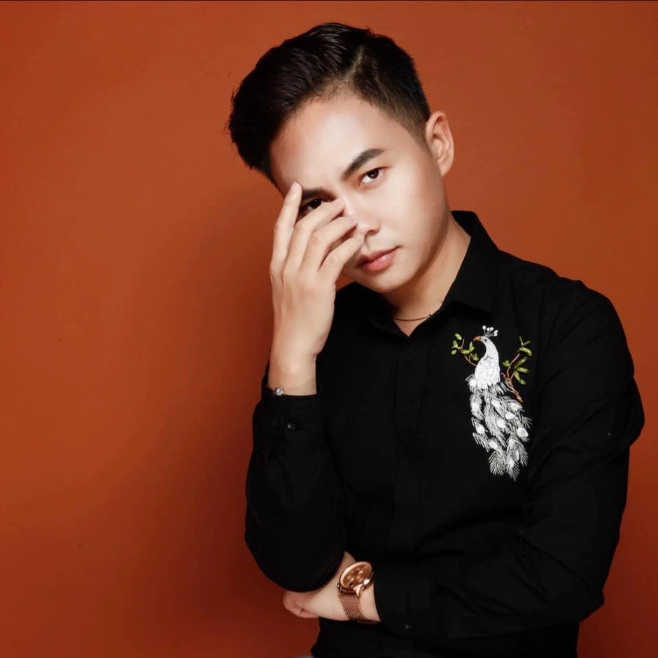 'Thầy giáo hot boy' Nguyễn Hoàng Khắc Hiếu 'ở ẩn' 6 năm bất ngờ quay trở lại 'Thầy giáo hot boy' Nguyễn Hoàng Khắc Hiếu 'ở ẩn' 6 năm bất ngờ quay trở lại