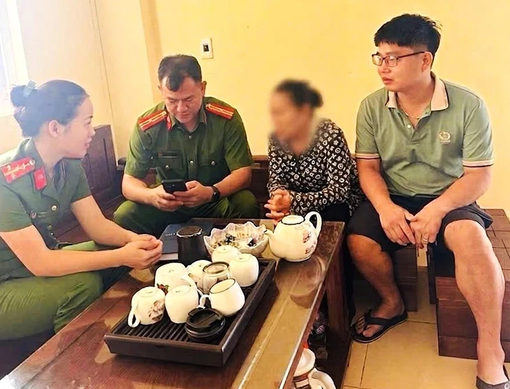 Thay vì chở đến ngân hàng, tài xế taxi rẽ vào đồn công an, giúp người phụ nữ thoát vụ lừa đảo Thay vì chở đến ngân hàng, tài xế taxi rẽ vào đồn công an, giúp người phụ nữ thoát vụ lừa đảo