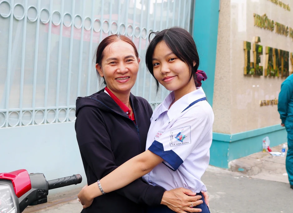 Thi lớp 10 môn toán: Thí sinh tự tin đạt điểm cao, phụ huynh thưởng lớn