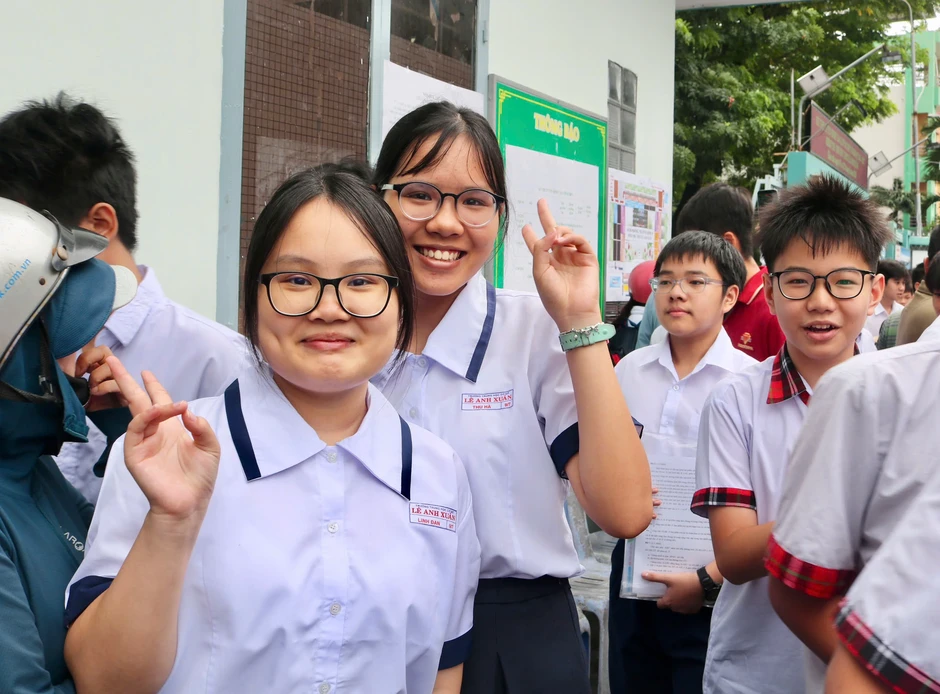 Thi lớp 10 môn toán: Thí sinh tự tin đạt điểm cao, phụ huynh thưởng lớn
