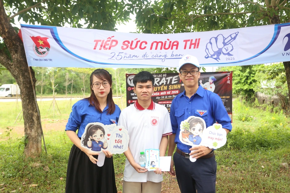 Thí sinh đi thi được tiếp sức hết mình và những món quà bất ngờ Thí sinh đi thi được tiếp sức hết mình và những món quà bất ngờ