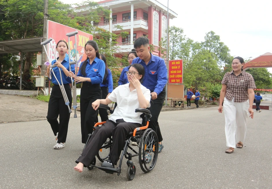 Thí sinh đi thi được tiếp sức hết mình và những món quà bất ngờ Thí sinh đi thi được tiếp sức hết mình và những món quà bất ngờ