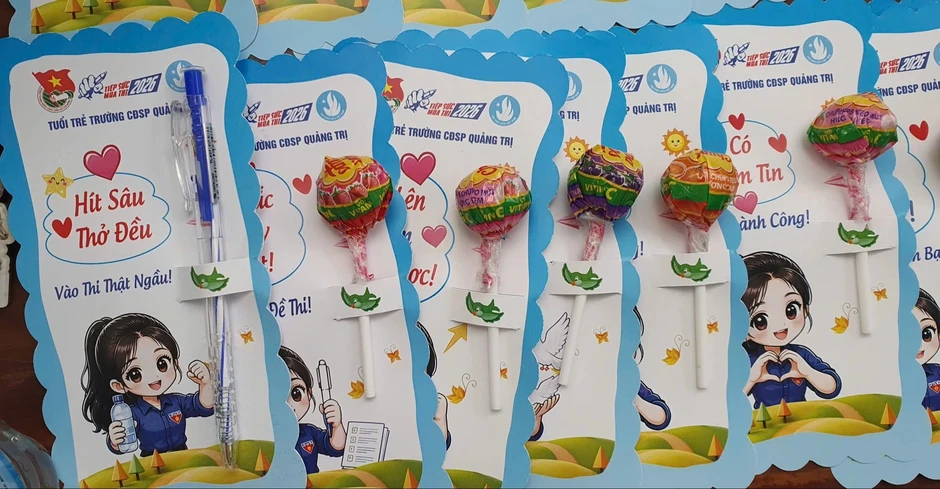 Thí sinh đi thi được tiếp sức hết mình và những món quà bất ngờ Thí sinh đi thi được tiếp sức hết mình và những món quà bất ngờ