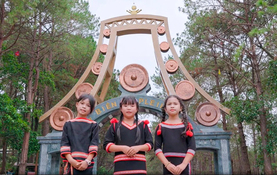 Thiếu nhi Gia Lai kể chuyện làng qua thước phim ngắn Thiếu nhi Gia Lai kể chuyện làng qua thước phim ngắn