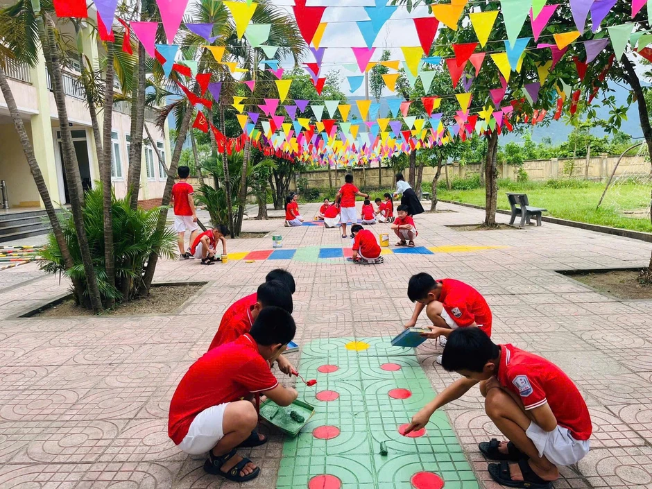 Thiếu nhi Hà Tĩnh sôi nổi thực hiện công trình măng non