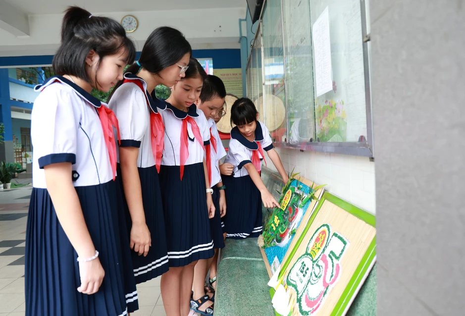 Thiếu nhi sáng tạo biểu trưng 85 mùa hoa mừng sinh nhật Đội Thiếu nhi sáng tạo biểu trưng 85 mùa hoa mừng sinh nhật Đội