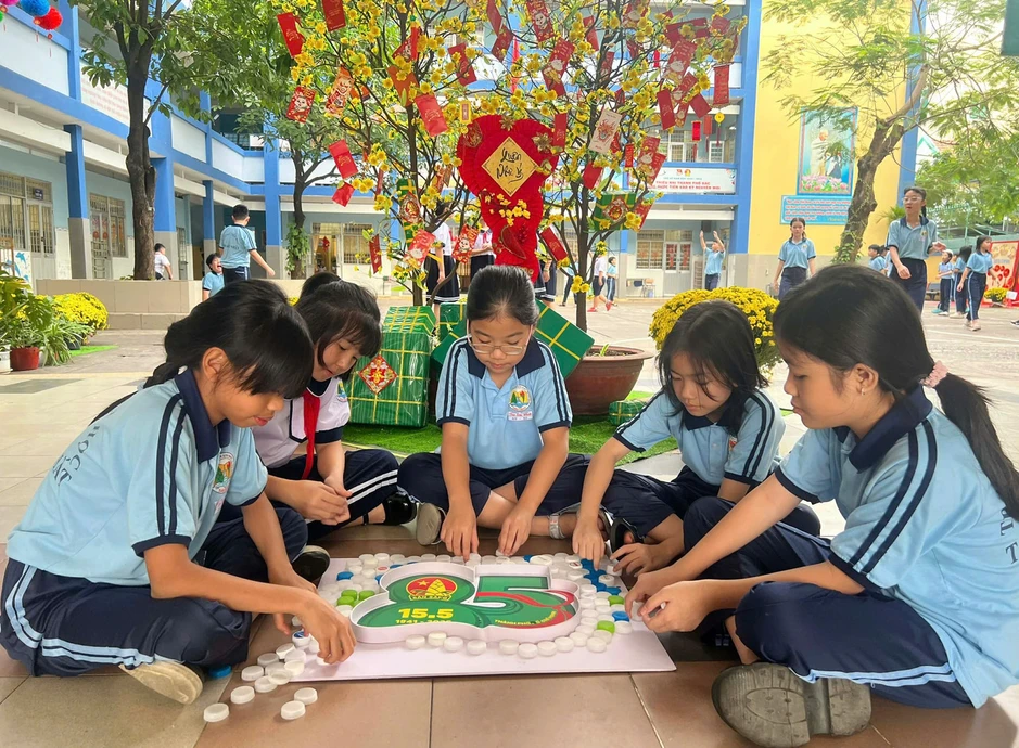 Thiếu nhi sáng tạo biểu trưng 85 mùa hoa mừng sinh nhật Đội Thiếu nhi sáng tạo biểu trưng 85 mùa hoa mừng sinh nhật Đội