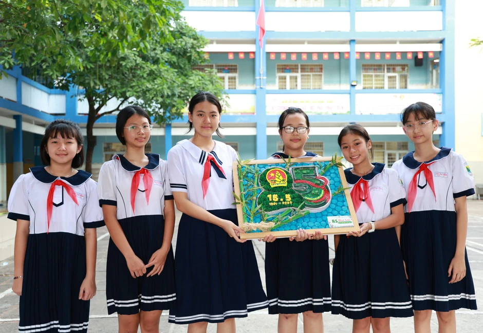 Thiếu nhi sáng tạo biểu trưng 85 mùa hoa mừng sinh nhật Đội Thiếu nhi sáng tạo biểu trưng 85 mùa hoa mừng sinh nhật Đội