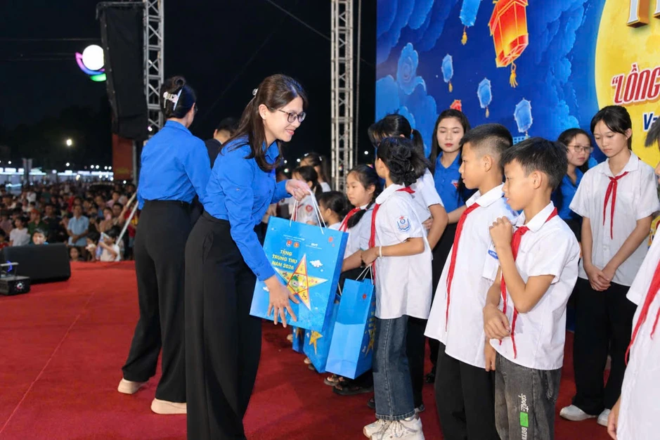 Thiếu nhi Thái Nguyên vui hội trăng rằm Thiếu nhi Thái Nguyên vui hội trăng rằm