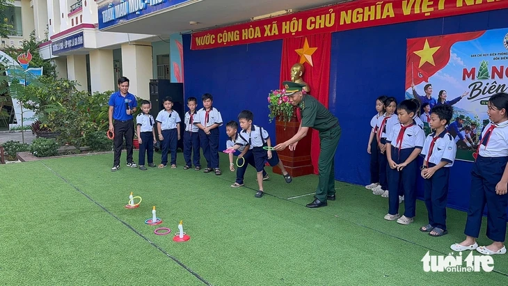 Thiếu nhi vùng biển vui hội đầu hè cùng bộ đội biên phòng Thiếu nhi vùng biển vui hội đầu hè cùng bộ đội biên phòng