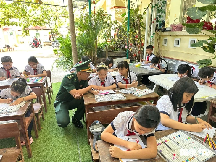 Thiếu nhi vùng biển vui hội đầu hè cùng bộ đội biên phòng Thiếu nhi vùng biển vui hội đầu hè cùng bộ đội biên phòng