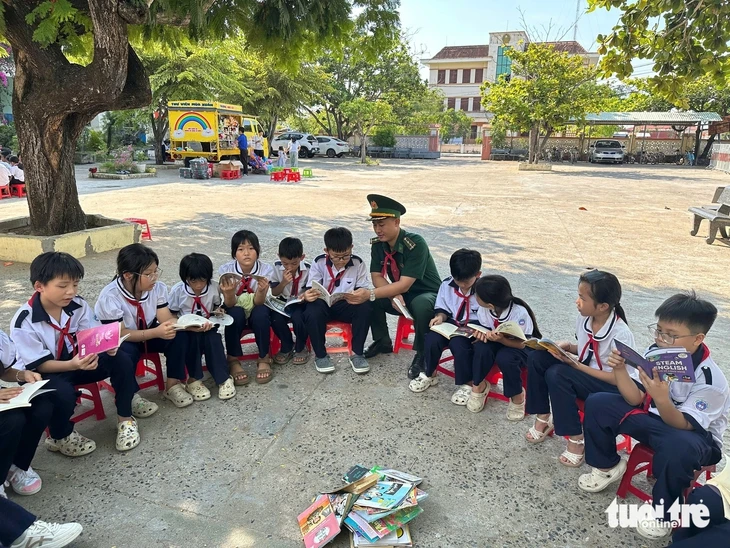 Thiếu nhi vùng biển vui hội đầu hè cùng bộ đội biên phòng Thiếu nhi vùng biển vui hội đầu hè cùng bộ đội biên phòng
