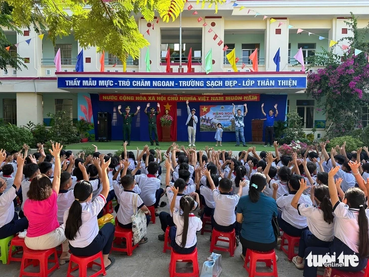 Thiếu nhi vùng biển vui hội đầu hè cùng bộ đội biên phòng Thiếu nhi vùng biển vui hội đầu hè cùng bộ đội biên phòng