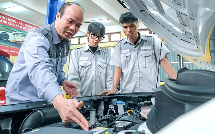 Thời của lao động gen Z: Gỡ nút thắt lao động giá rẻ