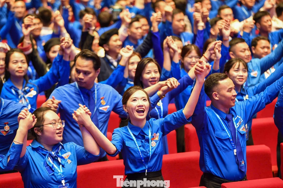 Thông qua Nghị quyết Đại hội đại biểu toàn quốc Đoàn TNCS Hồ Chí Minh lần thứ XIII Thông qua Nghị quyết Đại hội đại biểu toàn quốc Đoàn TNCS Hồ Chí Minh lần thứ XIII