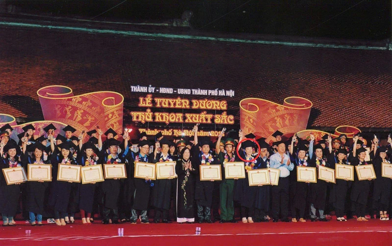 Thủ khoa đại học bỏ phố về quê nuôi 1.500 con gà, phát triển đầm tôm 6.000m² Thủ khoa đại học bỏ phố về quê nuôi 1.500 con gà, phát triển đầm tôm 6.000m²