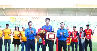 Thủ môn Trần Trung Kiên nhận giải thưởng Ngô Mây