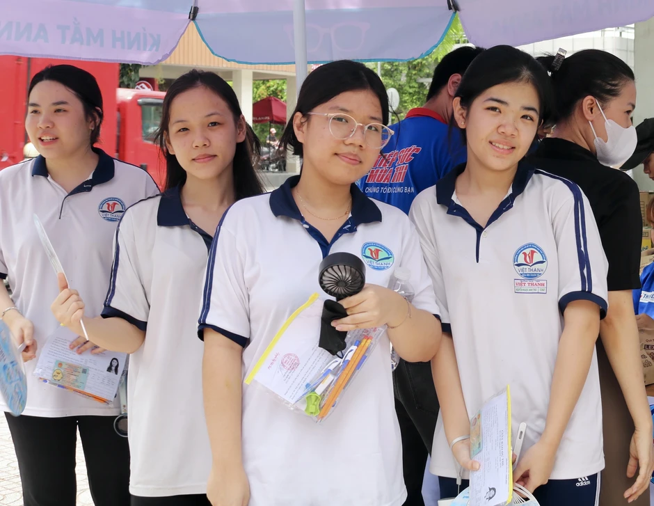 Thức trắng đêm ôn bài, sợ ngủ quên: Những nỗi lo của thí sinh trước giờ G Thức trắng đêm ôn bài, sợ ngủ quên: Những nỗi lo của thí sinh trước giờ G