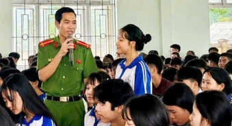 Thượng úy Công an mặc sắc phục đứng lớp, dạy học miễn phí