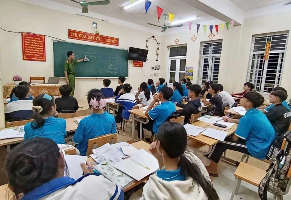 Thượng úy Công an mặc sắc phục đứng lớp, dạy học miễn phí Thượng úy Công an mặc sắc phục đứng lớp, dạy học miễn phí