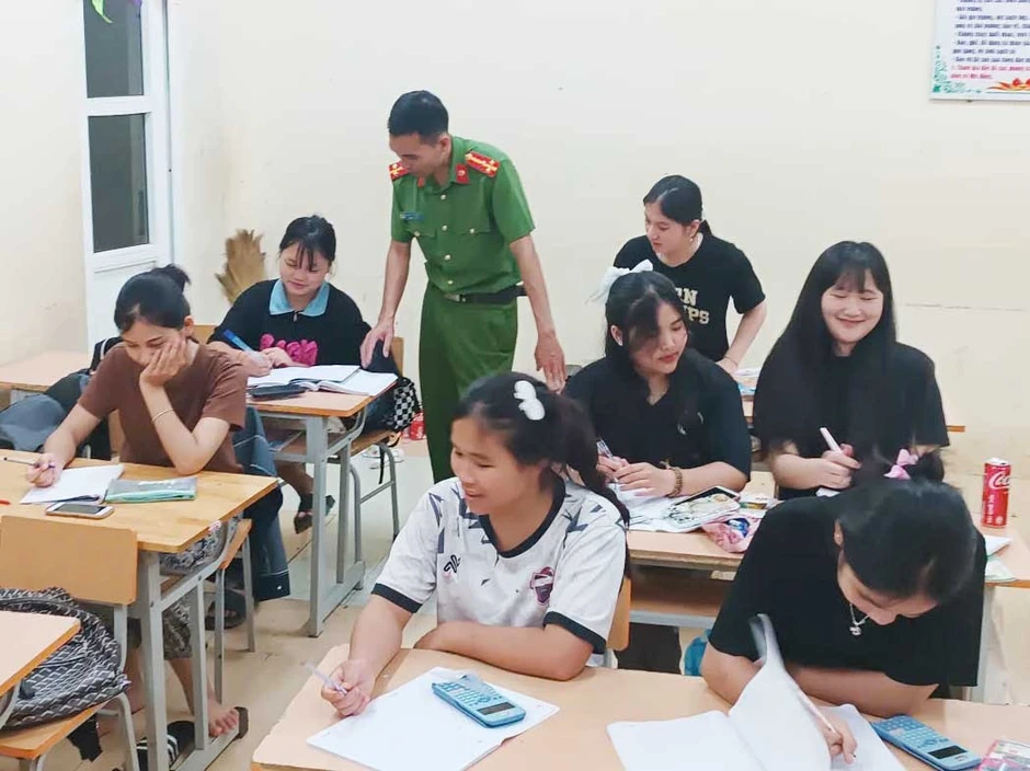 Thượng úy Công an mặc sắc phục đứng lớp, dạy học miễn phí Thượng úy Công an mặc sắc phục đứng lớp, dạy học miễn phí