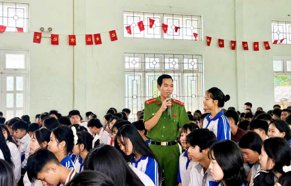 Thượng úy Công an mặc sắc phục đứng lớp, dạy học miễn phí Thượng úy Công an mặc sắc phục đứng lớp, dạy học miễn phí