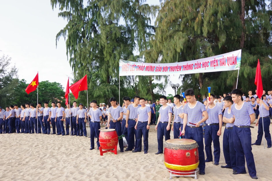 Thuyền trưởng Hải quân giành ngôi quán quân bơi biển 3km Thuyền trưởng Hải quân giành ngôi quán quân bơi biển 3km