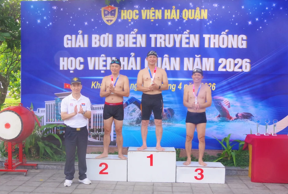 Thuyền trưởng Hải quân giành ngôi quán quân bơi biển 3km Thuyền trưởng Hải quân giành ngôi quán quân bơi biển 3km