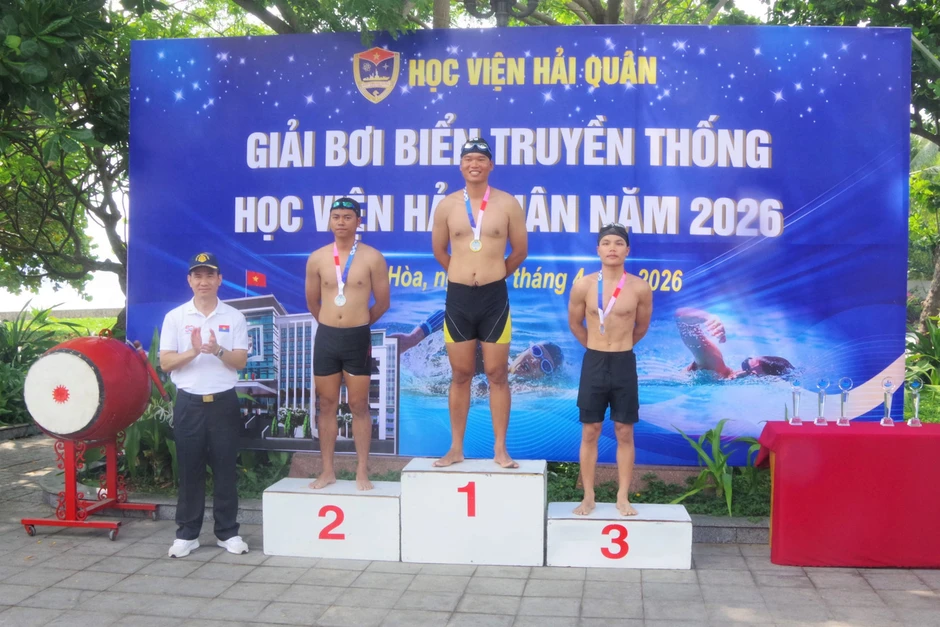 Thuyền trưởng Hải quân giành ngôi quán quân bơi biển 3km Thuyền trưởng Hải quân giành ngôi quán quân bơi biển 3km