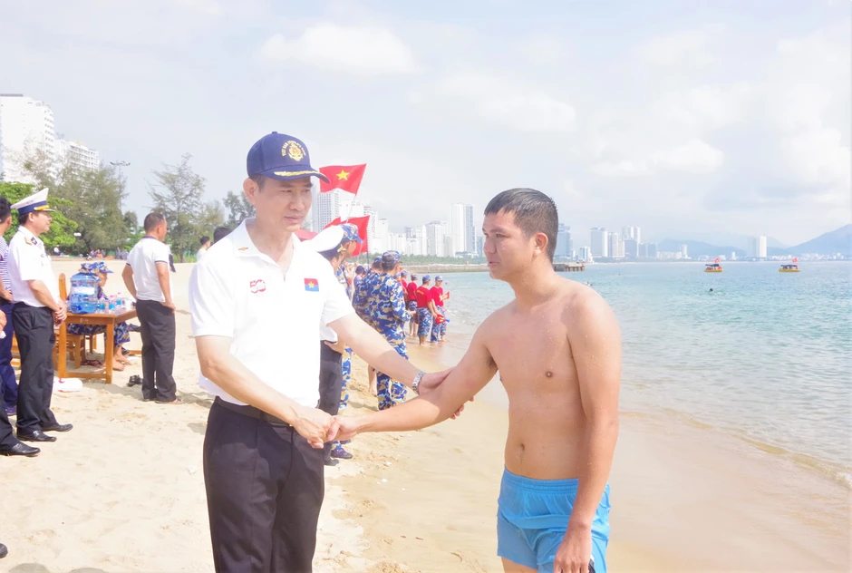 Thuyền trưởng Hải quân giành ngôi quán quân bơi biển 3km Thuyền trưởng Hải quân giành ngôi quán quân bơi biển 3km