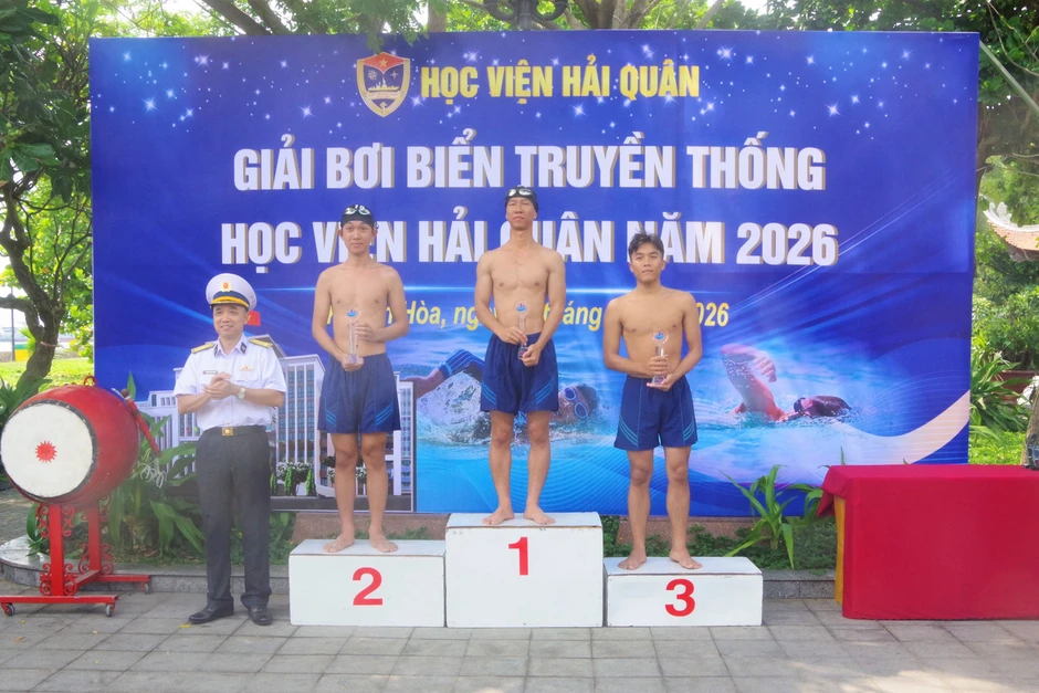 Thuyền trưởng Hải quân giành ngôi quán quân bơi biển 3km Thuyền trưởng Hải quân giành ngôi quán quân bơi biển 3km